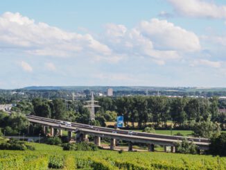 A671 bei Hochheim: Teilfreigabe Mitte Juli, Bauarbeiten laufen bis Herbst 2026