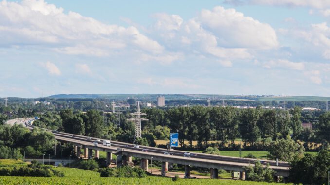A671 bei Hochheim: Teilfreigabe Mitte Juli, Bauarbeiten laufen bis Herbst 2026 A671 bei Hochheim: Teilfreigabe Mitte Juli, Bauarbeiten laufen bis Herbst 2026