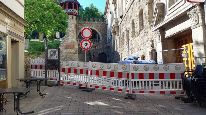 Fassadenschaden an Gebäude Am Römertor: Straße und Zufahrt über Coulinstraße gesperrt