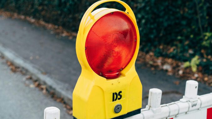 Fernwärmebau in Schwalbacher Straße startet erneut: Sperrungen und geänderte Verkehrsführung