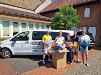 Lions Club übergibt etwa 30 Kissen an Jugendtreffs in Wiesbadens östlichen Stadtteilen