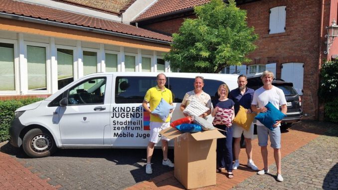 Lions Club übergibt etwa 30 Kissen an Jugendtreffs in Wiesbadens östlichen Stadtteilen Lions Club übergibt etwa 30 Kissen an Jugendtreffs in Wiesbadens östlichen Stadtteilen