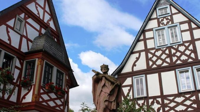 Nepomuk-Statue in Erbach nach Vandalismus wiederhergestellt Nepomuk-Statue in Erbach nach Vandalismus wiederhergestellt