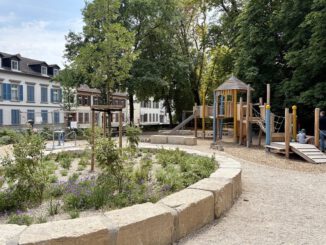 Neuer Spielplatz am Schlosspark Biebrich eröffnet: Barrierefrei und mit Wasseranlage