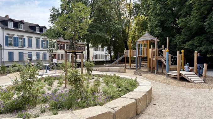 Neuer Spielplatz am Schlosspark Biebrich eröffnet: Barrierefrei und mit Wasseranlage Neuer Spielplatz am Schlosspark Biebrich eröffnet: Barrierefrei und mit Wasseranlage