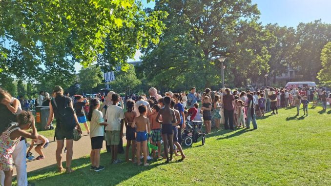 Sommerwiese in Wiesbaden endet verkürzt und verteilt 300 Eisgutscheine an Kinder