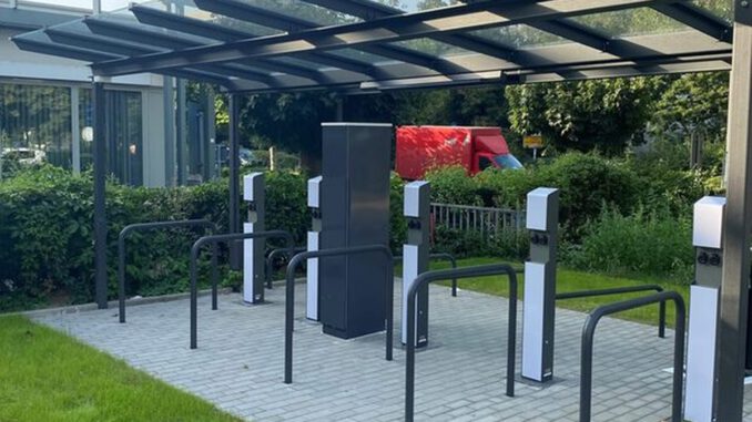 Überdachte Fahrradstation am Elsässer Platz ergänzt Parkhaus mit Ladepunkten und Service