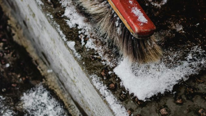 Walluf bittet Anwohner um aktive Schneeräumung auf Gehwegen