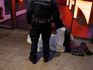 Wiesbaden: Stadtpolizei reicht nachts heißen Tee an Menschen ohne Wohnung