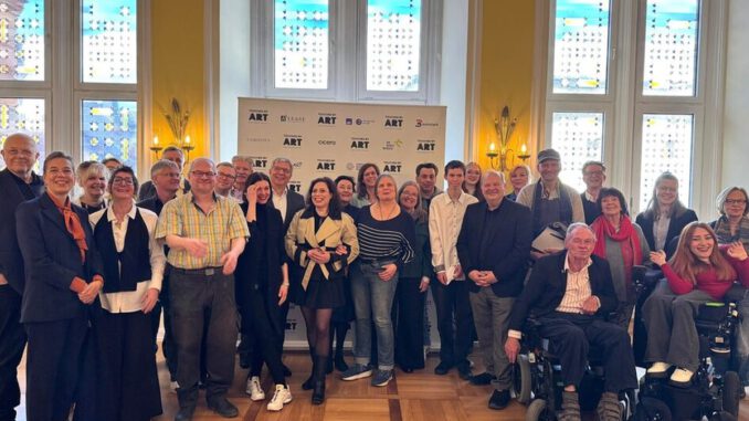 Wiesbaden startet inklusives Kunstprogramm mit Tandemarbeit und Auktion