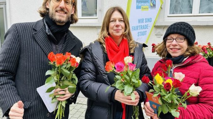 Wiesbaden verteilt Fairtrade-Rosen am Valentinstag und macht auf Lieferketten aufmerksam