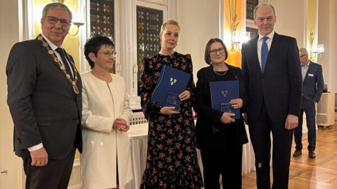 Wiesbaden zeichnet russische Aktivistinnen und zwei Helfer aus der Nachbarschaft aus Wiesbaden zeichnet russische Aktivistinnen und zwei Helfer aus der Nachbarschaft aus