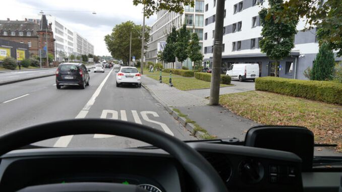 Wiesbadener Verkehrsbetrieb zieht Zwischenbilanz: Frontkameras sollen Falschparker von Busspuren fernhalten